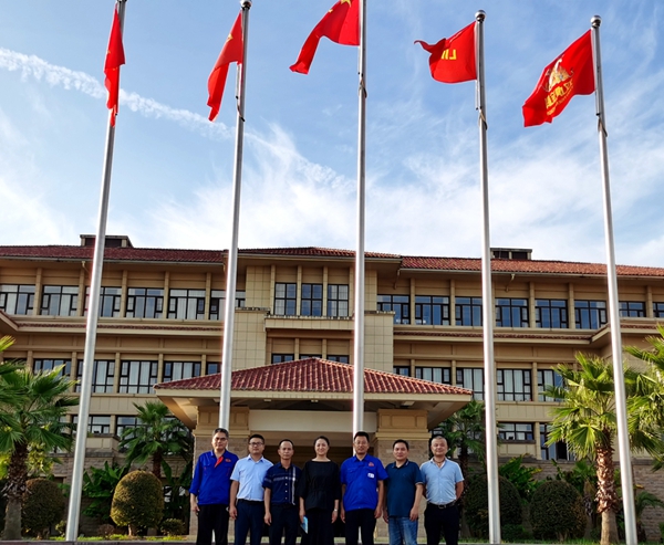 合影1.jpg 合影1.jpg